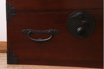 アンティーク家具　大正期　前面ケヤキ材　漆塗り　鶴と亀の意匠が目を惹く二本松箪笥ローボード(時代箪笥、ローチェスト、引き出し)(R-038464)