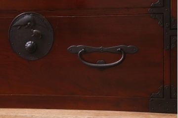 アンティーク家具　大正期　前面ケヤキ材　漆塗り　鶴と亀の意匠が目を惹く二本松箪笥ローボード(時代箪笥、ローチェスト、引き出し)(R-038464)