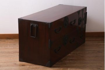 アンティーク家具　大正期　前面ケヤキ材　漆塗り　鶴と亀の意匠が目を惹く二本松箪笥ローボード(時代箪笥、ローチェスト、引き出し)(R-038464)