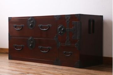 アンティーク家具　大正期　前面ケヤキ材　漆塗り　鶴と亀の意匠が目を惹く二本松箪笥ローボード(時代箪笥、ローチェスト、引き出し)(R-038464)