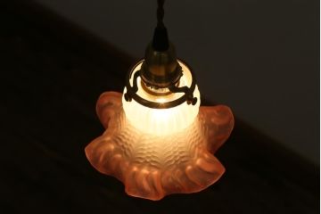 ヴィンテージ照明　フランスビンテージ　淡いピンクのフリルシェードが可愛らしいペンダントライト(天井照明、吊り下げ照明)(R-038477)