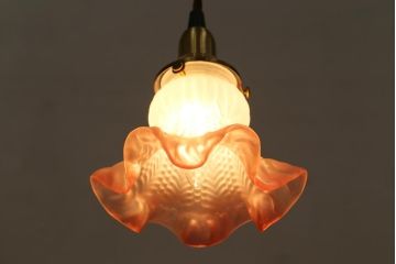 ヴィンテージ照明　フランスビンテージ　淡いピンクのフリルシェードが可愛らしいペンダントライト(天井照明、吊り下げ照明)(R-038477)