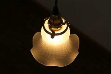 ヴィンテージ照明　フランスビンテージ　乳白色のフリルシェードが素敵なペンダントライト(天井照明、吊り下げ照明)(R-038479)