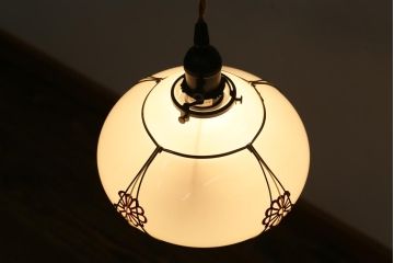 アンティーク照明　菊菱模様が目を引く小振りな吊り下げ照明(天井照明、ペンダントライト、電笠)(R-038481)