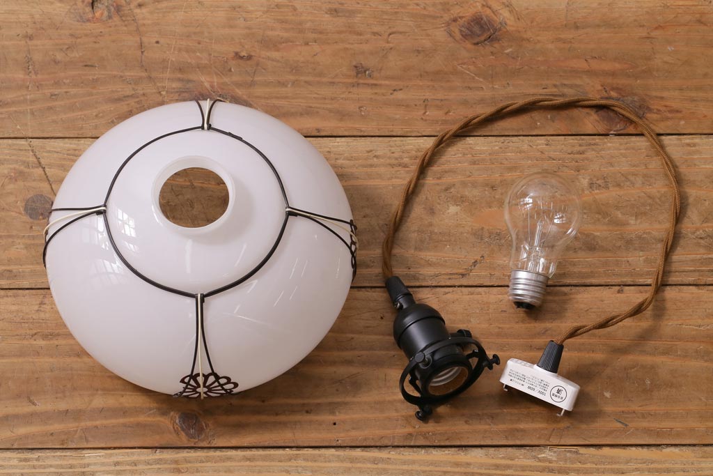 アンティーク照明　菊菱模様が目を引く小振りな吊り下げ照明(天井照明、ペンダントライト、電笠)(R-038481)