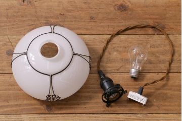 アンティーク照明　菊菱模様が目を引く小振りな吊り下げ照明(天井照明、ペンダントライト、電笠)(R-038481)