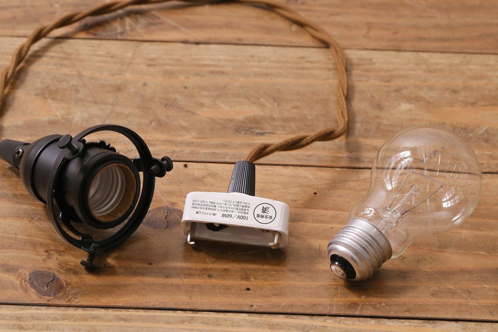 アンティーク照明　菊菱模様が目を引く小振りな吊り下げ照明(天井照明、ペンダントライト、電笠)(R-038481)