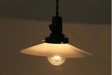 アンティーク照明　戦前　昭和レトロ　昔なつかしい平笠シェードのペンダントライト(天井照明、吊り下げ照明)(R-038484)