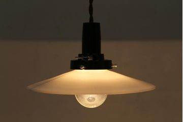 アンティーク照明　戦前　昭和レトロ　昔なつかしい平笠シェードのペンダントライト(天井照明、吊り下げ照明)(R-038485)