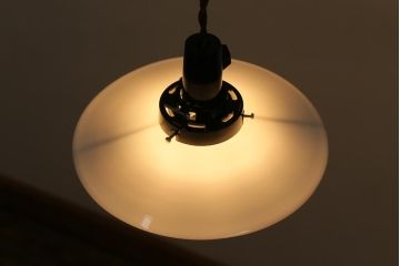 アンティーク照明　戦前　昭和レトロ　昔なつかしい平笠シェードのペンダントライト(天井照明、吊り下げ照明)(R-038485)
