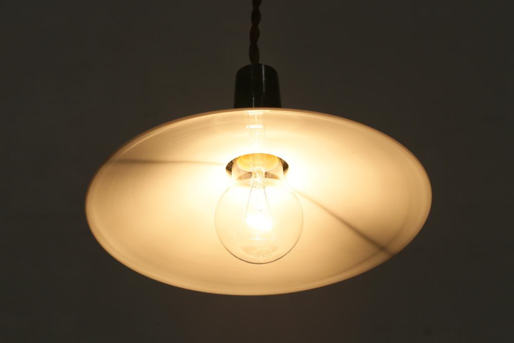 アンティーク照明　戦前　昭和レトロ　昔なつかしい平笠シェードのペンダントライト(天井照明、吊り下げ照明)(R-038485)