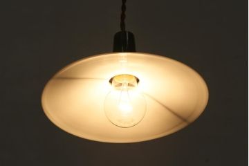 アンティーク照明　戦前　昭和レトロ　昔なつかしい平笠シェードのペンダントライト(天井照明、吊り下げ照明)(R-038485)