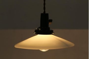 アンティーク照明　戦前　昭和レトロ　昔なつかしい平笠シェードのペンダントライト(天井照明、吊り下げ照明)(R-038486)