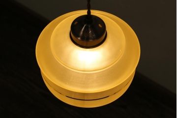 アンティーク照明　イギリスアンティーク　淡いイエローのシェードが可愛らしいペンダントライト(天井照明、吊り下げ照明)(R-038503)