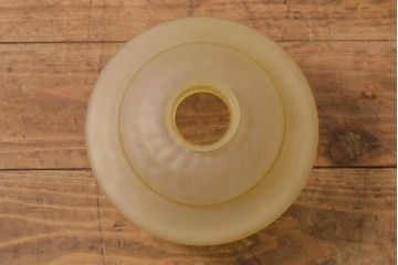 アンティーク照明　イギリスアンティーク　淡いイエローのシェードが可愛らしいペンダントライト(天井照明、吊り下げ照明)(R-038503)