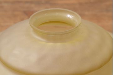 アンティーク照明　イギリスアンティーク　淡いイエローのシェードが可愛らしいペンダントライト(天井照明、吊り下げ照明)(R-038503)