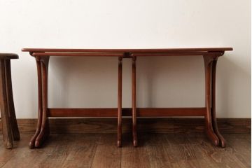 ヴィンテージ家具　北欧ビンテージ　チーク材　木の温もりと美しいフォルムが魅力的なネストテーブル(サイドテーブル、カフェテーブル)(R-038507)