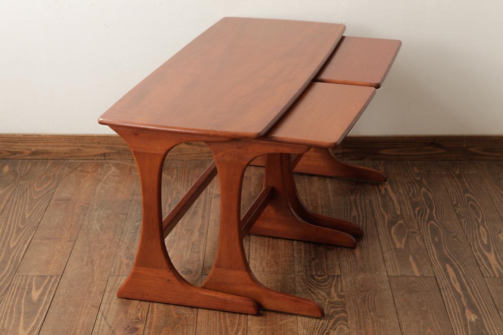 ヴィンテージ家具　北欧ビンテージ　チーク材　木の温もりと美しいフォルムが魅力的なネストテーブル(サイドテーブル、カフェテーブル)(R-038507)
