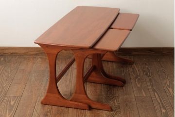 ヴィンテージ家具　北欧ビンテージ　チーク材　木の温もりと美しいフォルムが魅力的なネストテーブル(サイドテーブル、カフェテーブル)(R-038507)