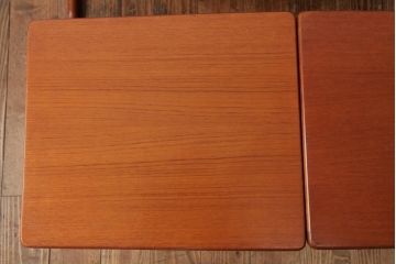 ヴィンテージ家具　北欧ビンテージ　チーク材　木の温もりと美しいフォルムが魅力的なネストテーブル(サイドテーブル、カフェテーブル)(R-038507)