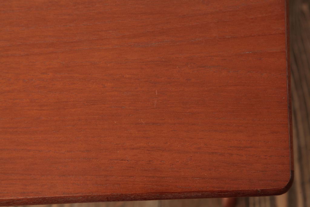 ヴィンテージ家具　北欧ビンテージ　チーク材　木の温もりと美しいフォルムが魅力的なネストテーブル(サイドテーブル、カフェテーブル)(R-038507)