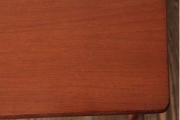 ヴィンテージ家具　北欧ビンテージ　チーク材　木の温もりと美しいフォルムが魅力的なネストテーブル(サイドテーブル、カフェテーブル)(R-038507)