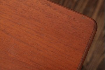 ヴィンテージ家具　北欧ビンテージ　チーク材　木の温もりと美しいフォルムが魅力的なネストテーブル(サイドテーブル、カフェテーブル)(R-038507)