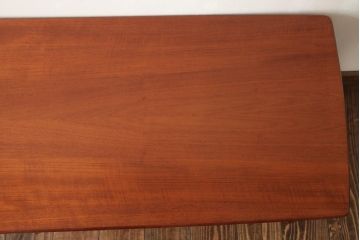 ヴィンテージ家具　北欧ビンテージ　チーク材　木の温もりと美しいフォルムが魅力的なネストテーブル(サイドテーブル、カフェテーブル)(R-038507)