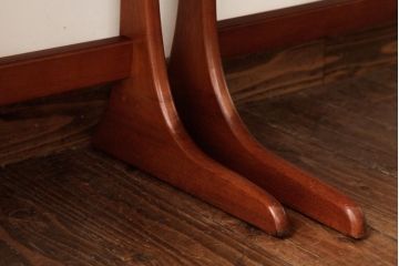 ヴィンテージ家具　北欧ビンテージ　チーク材　木の温もりと美しいフォルムが魅力的なネストテーブル(サイドテーブル、カフェテーブル)(R-038507)