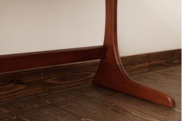 ヴィンテージ家具　北欧ビンテージ　チーク材　木の温もりと美しいフォルムが魅力的なネストテーブル(サイドテーブル、カフェテーブル)(R-038507)