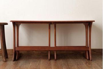 ヴィンテージ家具　北欧ビンテージ　チーク材　木の温もりと美しいフォルムが魅力的なネストテーブル(サイドテーブル、カフェテーブル)(R-038507)