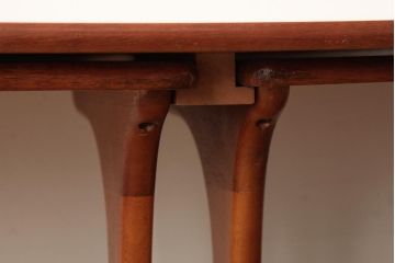 ヴィンテージ家具　北欧ビンテージ　チーク材　木の温もりと美しいフォルムが魅力的なネストテーブル(サイドテーブル、カフェテーブル)(R-038507)