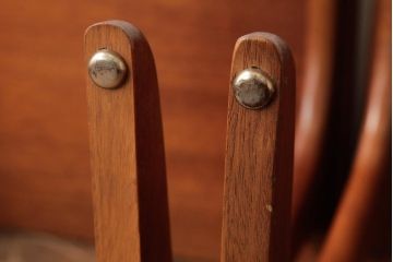 ヴィンテージ家具　北欧ビンテージ　チーク材　木の温もりと美しいフォルムが魅力的なネストテーブル(サイドテーブル、カフェテーブル)(R-038507)