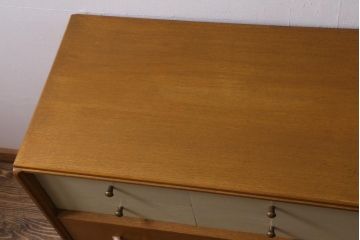 ヴィンテージ家具　リペイント　イギリスビンテージ　G-PLAN(ジープラン)　サニーオーク&チャイニーズホワイト　ミッドセンチュリーな雰囲気のダブルチェスト(サイドボード)(R-038511)