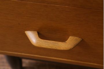 ヴィンテージ家具　リペイント　イギリスビンテージ　G-PLAN(ジープラン)　サニーオーク&チャイニーズホワイト　ミッドセンチュリーな雰囲気のダブルチェスト(サイドボード)(R-038511)