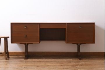 ヴィンテージ家具　イギリスビンテージ　G-PLAN(ジープラン)　Form FIVE(フォーム ファイブ)　チーク材　真鍮取っ手がお洒落な両袖デスク(机、在宅ワーク、在宅用作業台、サイドボード)(R-038512)