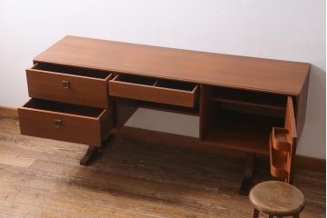 ヴィンテージ家具　イギリスビンテージ　G-PLAN(ジープラン)　Form FIVE(フォーム ファイブ)　チーク材　真鍮取っ手がお洒落な両袖デスク(机、在宅ワーク、在宅用作業台、サイドボード)(R-038512)
