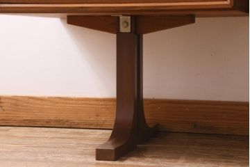 ヴィンテージ家具　イギリスビンテージ　G-PLAN(ジープラン)　Form FIVE(フォーム ファイブ)　チーク材　真鍮取っ手がお洒落な両袖デスク(机、在宅ワーク、在宅用作業台、サイドボード)(R-038512)
