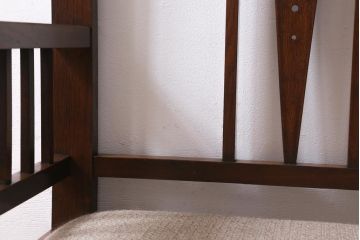 アンティーク家具　大正ロマン　ナラ材　背もたれの透かし彫りが目を惹く小ぶりな2人掛けベンチ(ソファ、長椅子)(R-038515)