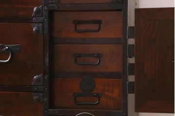 アンティーク家具　大正期　前面栗材　落ち着いた雰囲気が魅力の最上箪笥(衣装箪笥、引き出し)(R-038519)