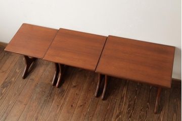 ヴィンテージ家具　イギリスビンテージ　G-PLAN(ジープラン)　カーブがおしゃれなネストテーブル(サイドテーブル、カフェテーブル)(R-038522)
