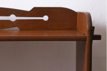 レトロ家具　昭和中期　透かし彫りが目を引く楔(くさび)式オープンラック(本棚、飾り棚、収納棚)(R-038524)