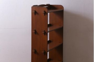 レトロ家具　昭和中期　透かし彫りが目を引く楔(くさび)式オープンラック(本棚、飾り棚、収納棚)(R-038524)