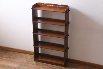 レトロ家具　昭和中期　透かし彫りが目を引く楔(くさび)式オープンラック(本棚、飾り棚、収納棚)(R-038524)