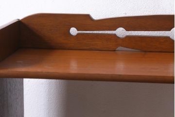 レトロ家具　昭和中期　透かし彫りが目を引く楔(くさび)式オープンラック(本棚、飾り棚、収納棚)(R-038524)