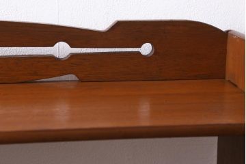 レトロ家具　昭和中期　透かし彫りが目を引く楔(くさび)式オープンラック(本棚、飾り棚、収納棚)(R-038524)