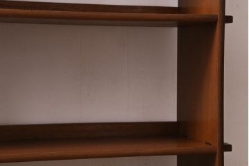 レトロ家具　昭和中期　透かし彫りが目を引く楔(くさび)式オープンラック(本棚、飾り棚、収納棚)(R-038524)