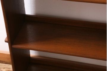 レトロ家具　昭和中期　透かし彫りが目を引く楔(くさび)式オープンラック(本棚、飾り棚、収納棚)(R-038524)