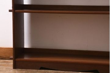 レトロ家具　昭和中期　透かし彫りが目を引く楔(くさび)式オープンラック(本棚、飾り棚、収納棚)(R-038524)