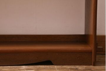 レトロ家具　昭和中期　透かし彫りが目を引く楔(くさび)式オープンラック(本棚、飾り棚、収納棚)(R-038524)